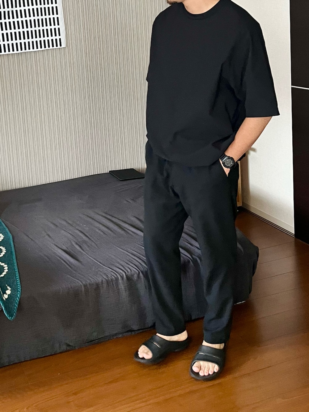 ブラック系のパンツ、ブラック系のTシャツ/カットソーを着用したメンズの夏コーディネートの2枚目の写真