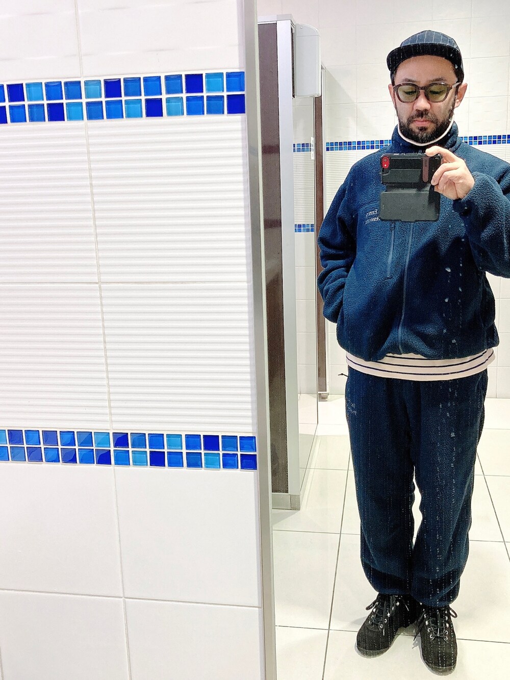 ブルー系のTシャツ/カットソー、ブルー系のジャケット/アウター、その他のキャップを着用したメンズの冬コーディネートの2枚目の写真