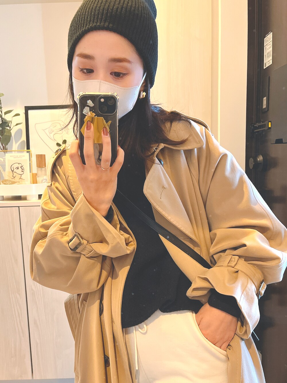 ホワイト系のスウェットパンツ、ホワイト系のスニーカーを着用したレディースの冬コーディネートの2枚目の写真