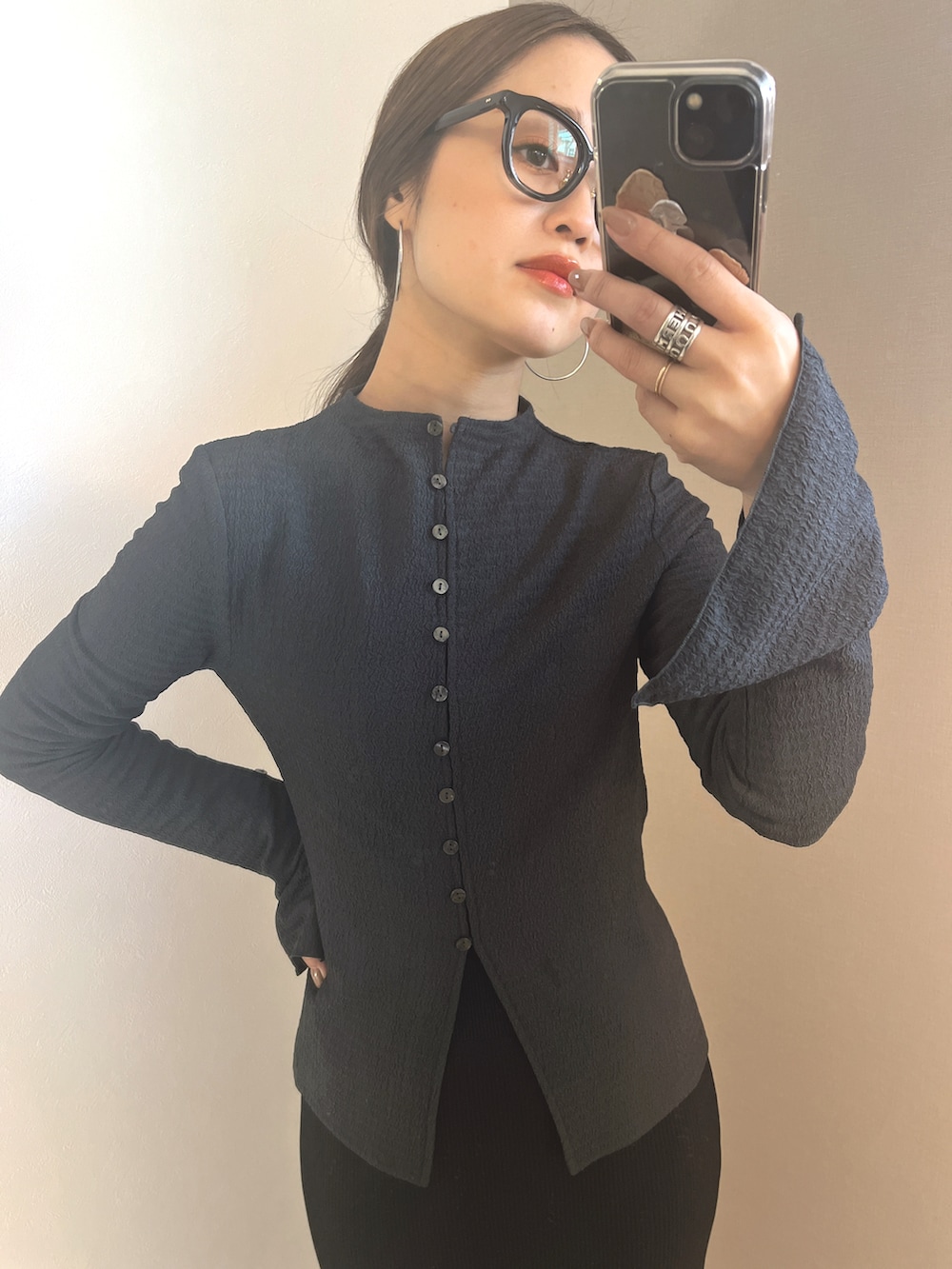 ブラック系のTシャツ/カットソーを着用したレディースの春コーディネートの2枚目の写真