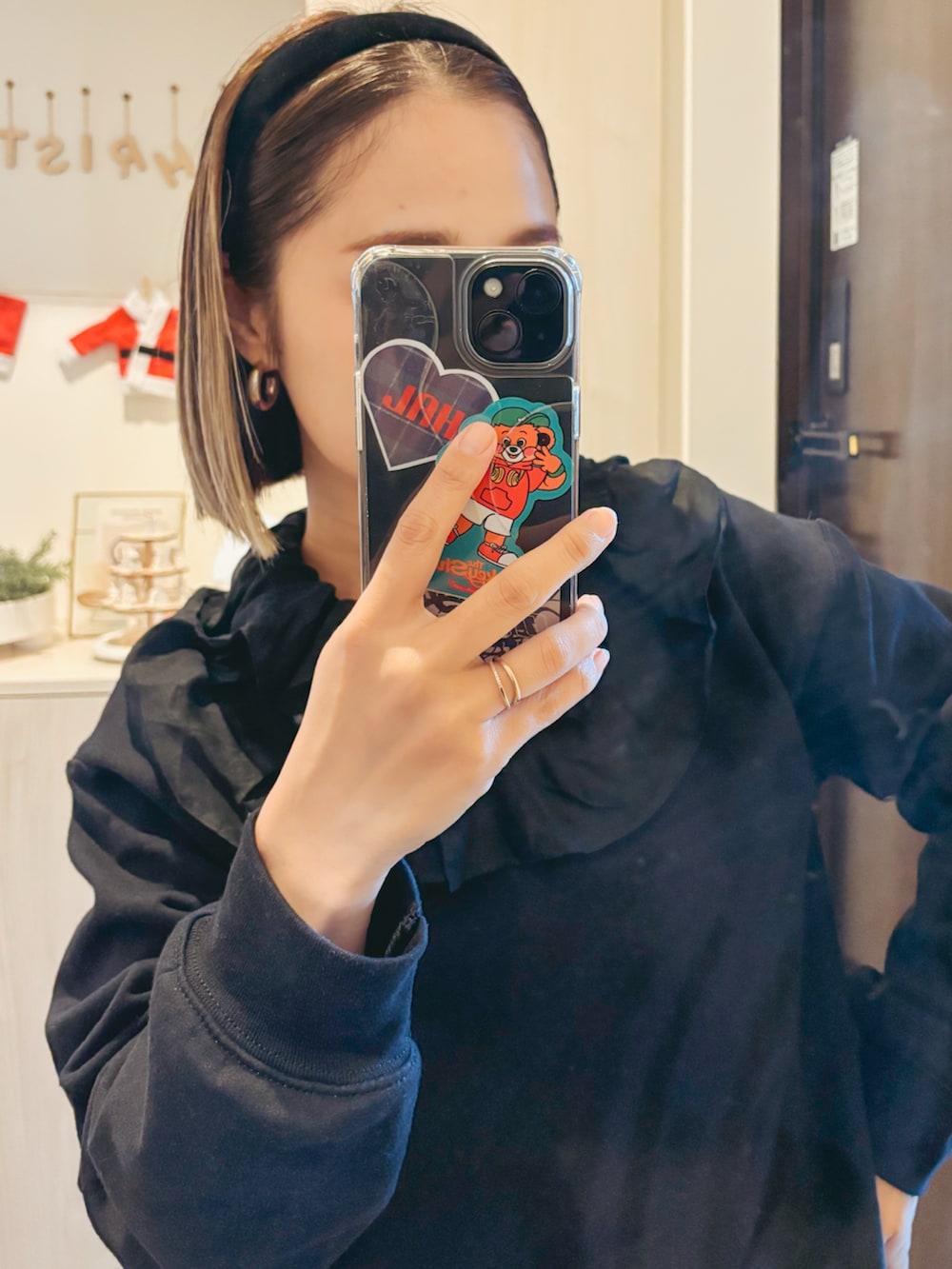 ブラック系のスウェット、ブラック系のスラックス、ブラウン系のローファーを着用したレディースの春コーディネートの2枚目の写真