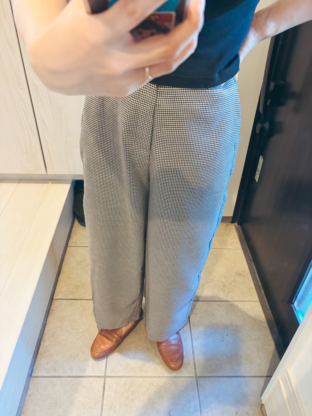 ブラック系のTシャツ/カットソー、その他のパンツを着用したレディースの春コーディネートの2枚目の写真