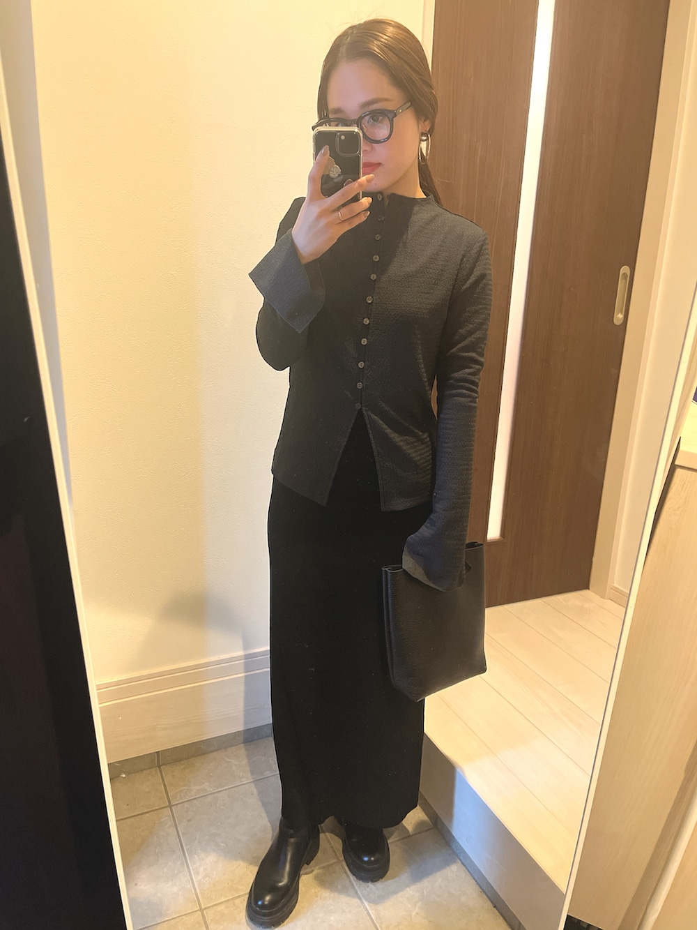 ブラック系のTシャツ/カットソーを着用したレディースの春コーディネートの3枚目の写真