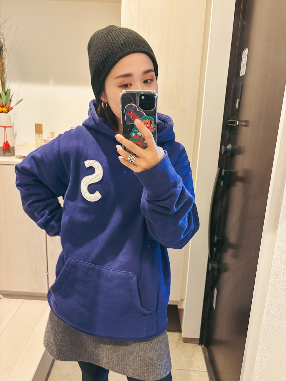 ブルー系のパーカーを着用したレディースの春コーディネートの2枚目の写真