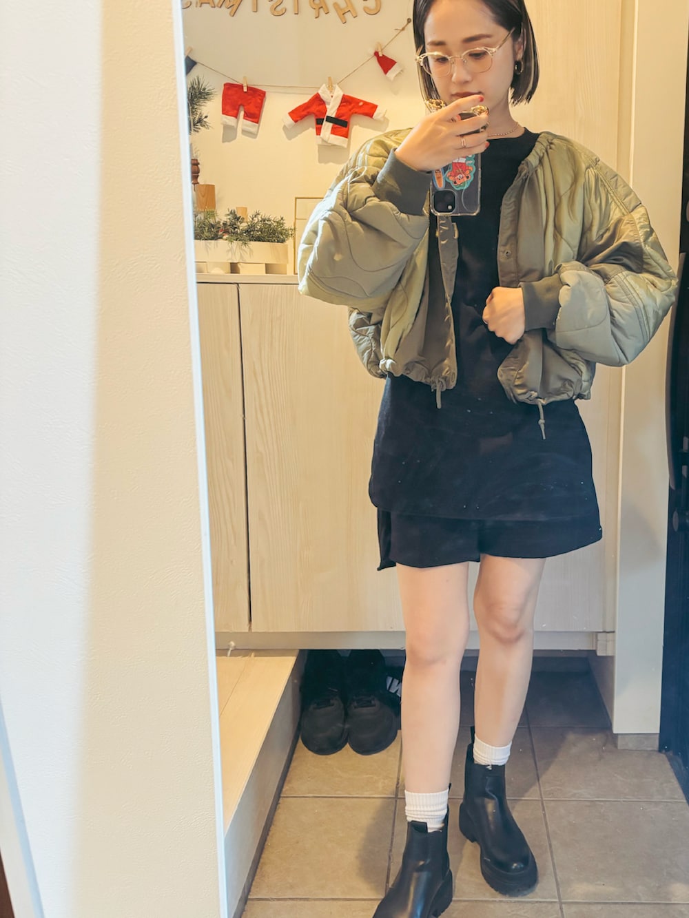 グリーン系のジャケット/アウターを着用したレディースの春コーディネートの2枚目の写真