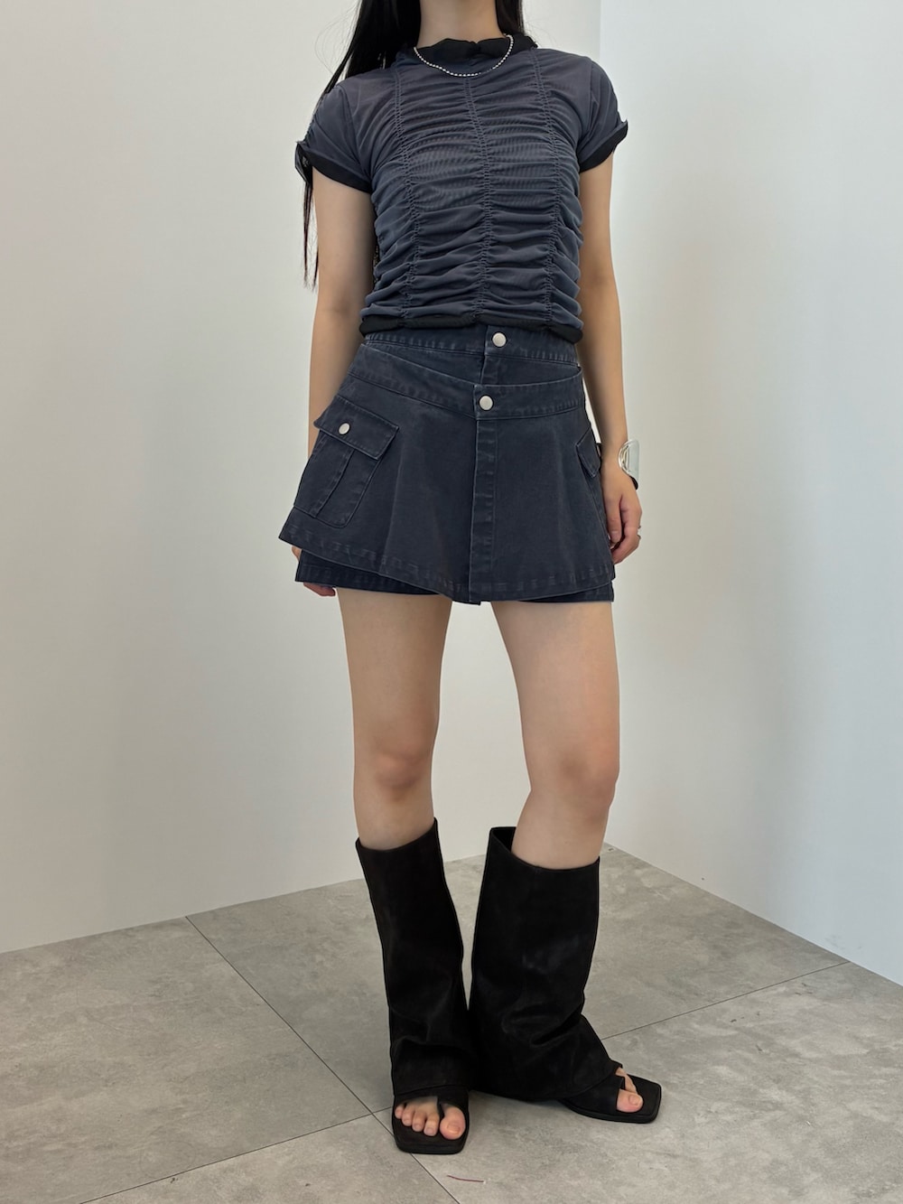 ブルー系のカーゴパンツ、シルバー系のリング、シルバー系のバングル/リストバンドを着用したレディースの夏コーディネートの2枚目の写真