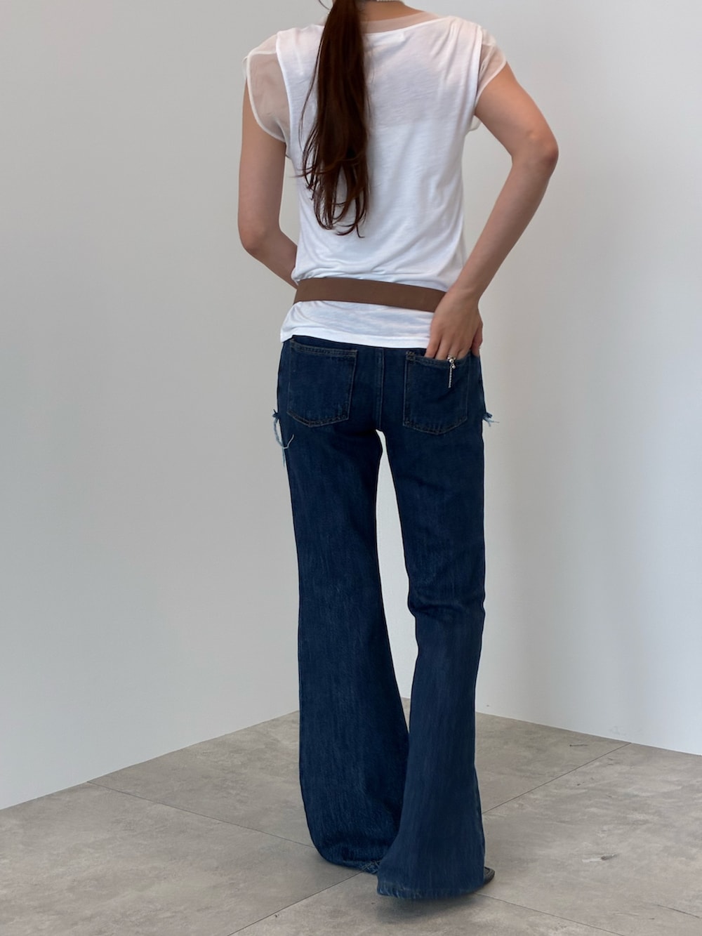 ホワイト系のTシャツ/カットソー、シルバー系のネックレス、ブラウン系のベルトを着用したレディースの夏コーディネートの3枚目の写真