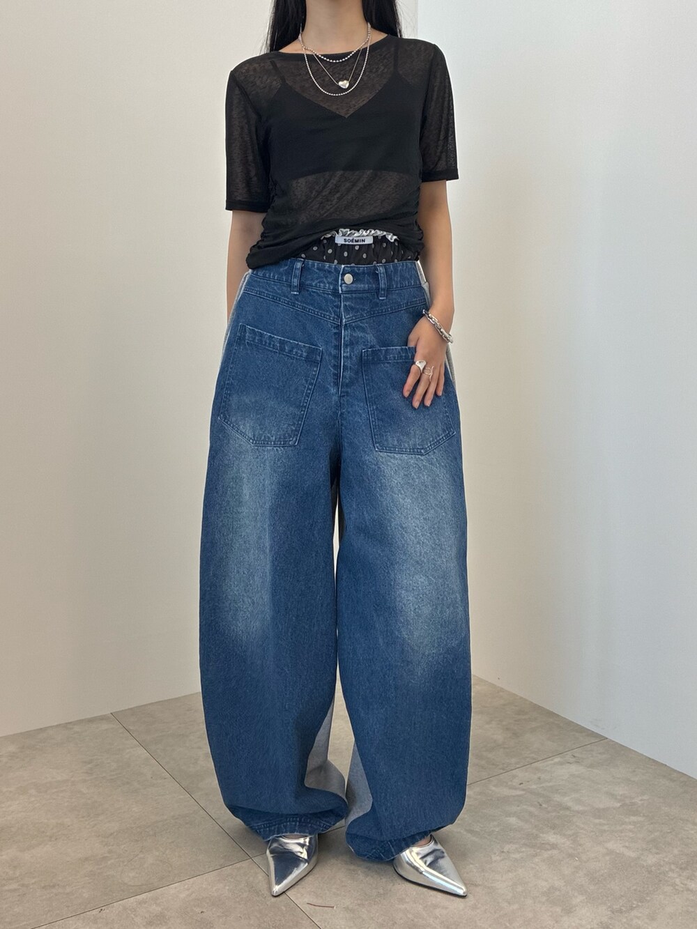 ブルー系のデニムパンツ、ブラック系のTシャツ/カットソー、シルバー系のネックレスを着用したレディースの夏コーディネートの2枚目の写真