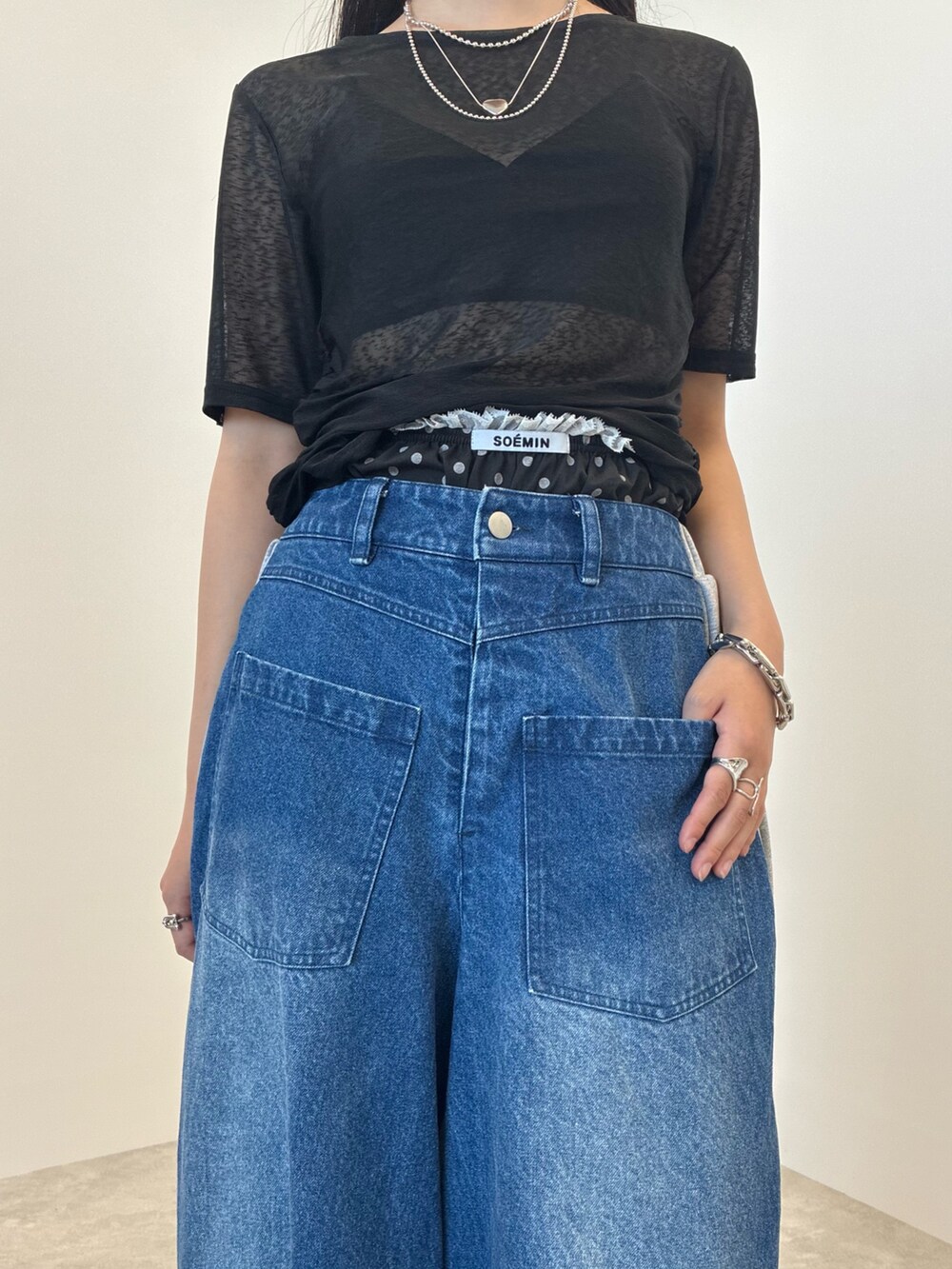 ブルー系のデニムパンツ、ブラック系のTシャツ/カットソー、シルバー系のネックレスを着用したレディースの夏コーディネートの5枚目の写真