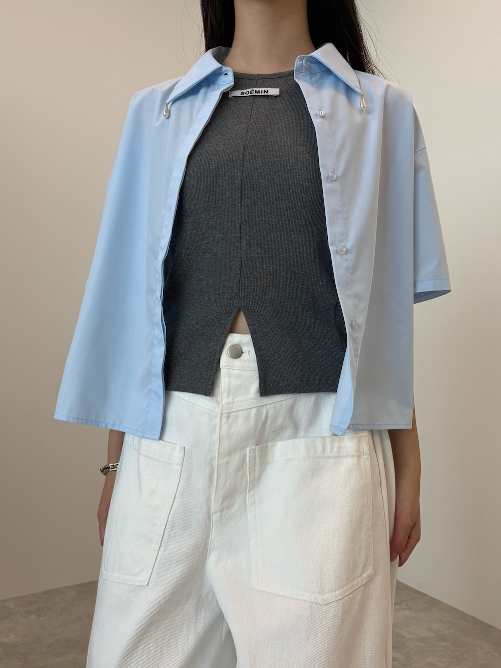 ブルー系のシャツ/ブラウス、グレー系のタンクトップ、ホワイト系のデニムパンツを着用したレディースの夏コーディネートの4枚目の写真