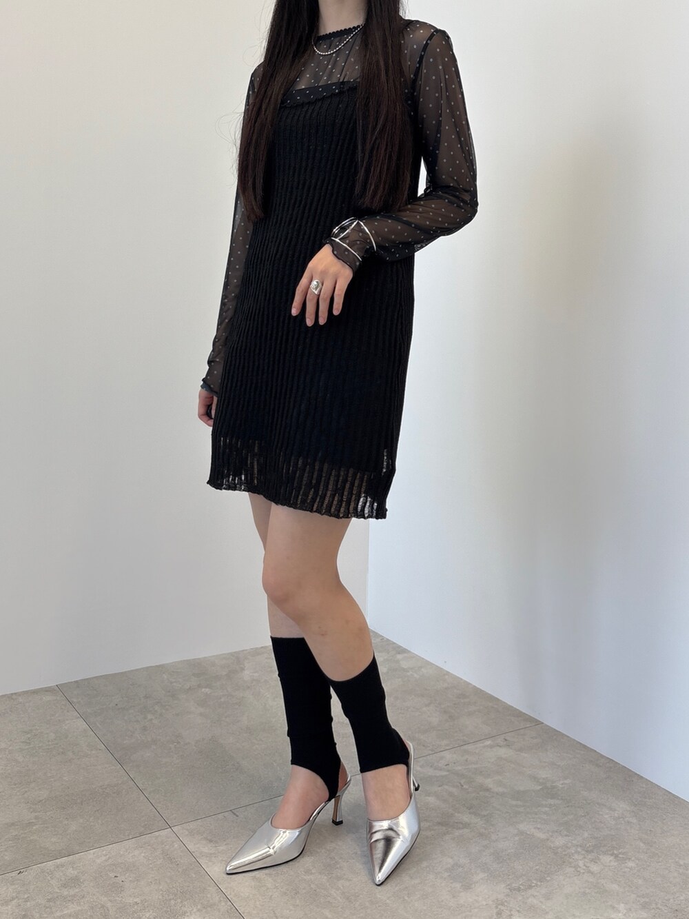 ブラック系のTシャツ/カットソー、ブルー系のカーゴパンツ、シルバー系のバングル/リストバンドを着用したレディースの春コーディネートの2枚目の写真