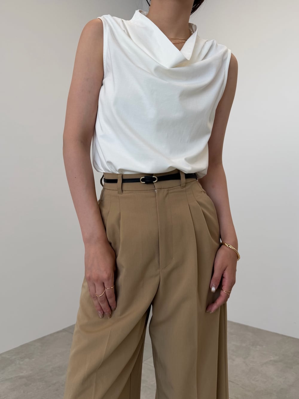 ホワイト系のTシャツ/カットソー、ベージュ系のスラックス、ブラック系のベルトを着用したレディースの夏コーディネートの5枚目の写真