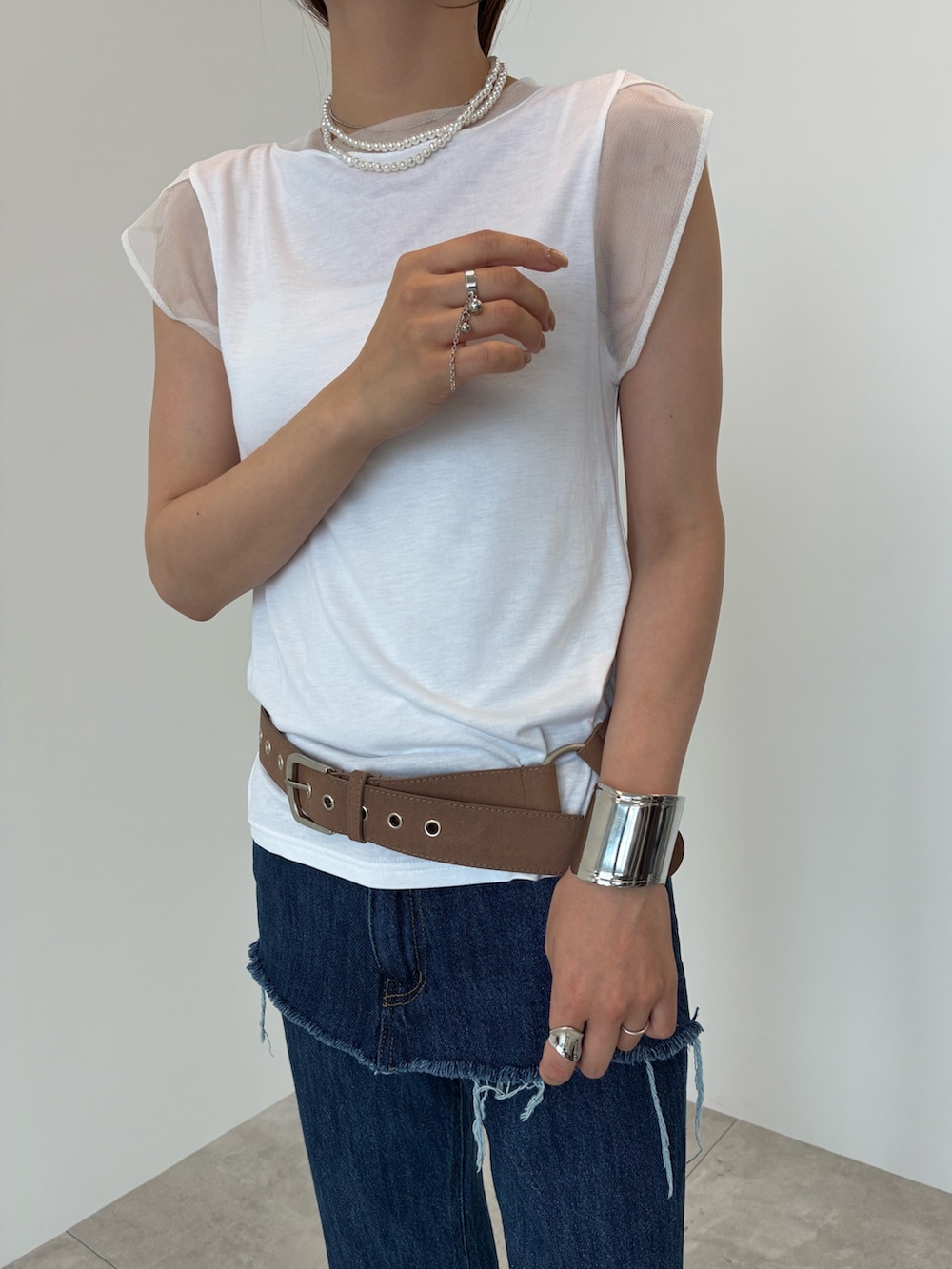 ホワイト系のTシャツ/カットソー、シルバー系のネックレス、ブラウン系のベルトを着用したレディースの夏コーディネートの4枚目の写真