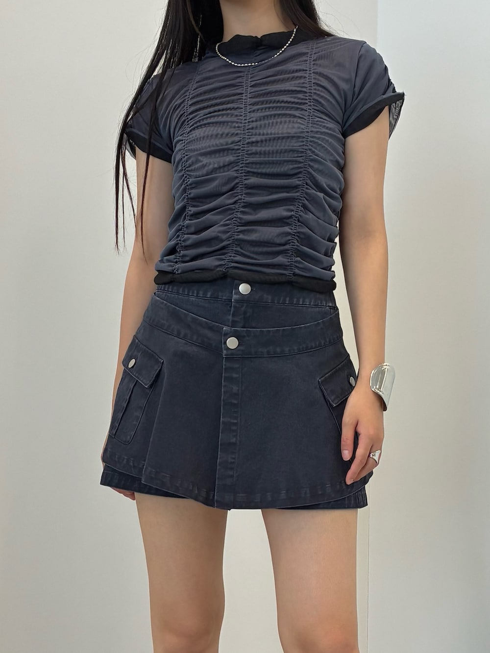 ブルー系のカーゴパンツ、シルバー系のリング、シルバー系のバングル/リストバンドを着用したレディースの夏コーディネートの4枚目の写真