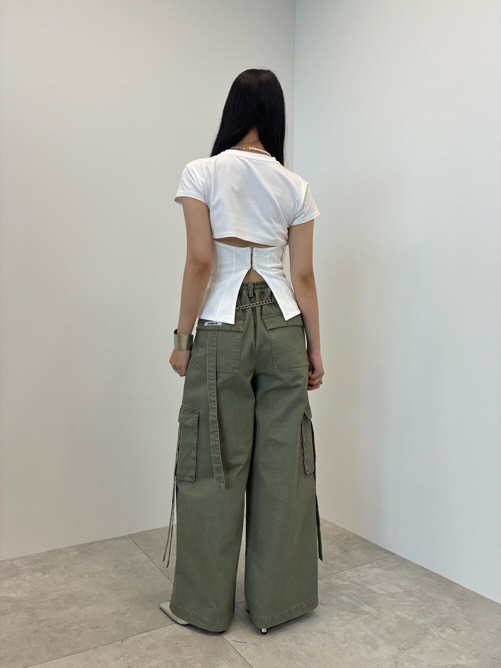 グリーン系のカーゴパンツ、ホワイト系のTシャツ/カットソー、シルバー系のベルトを着用したレディースの夏コーディネートの4枚目の写真