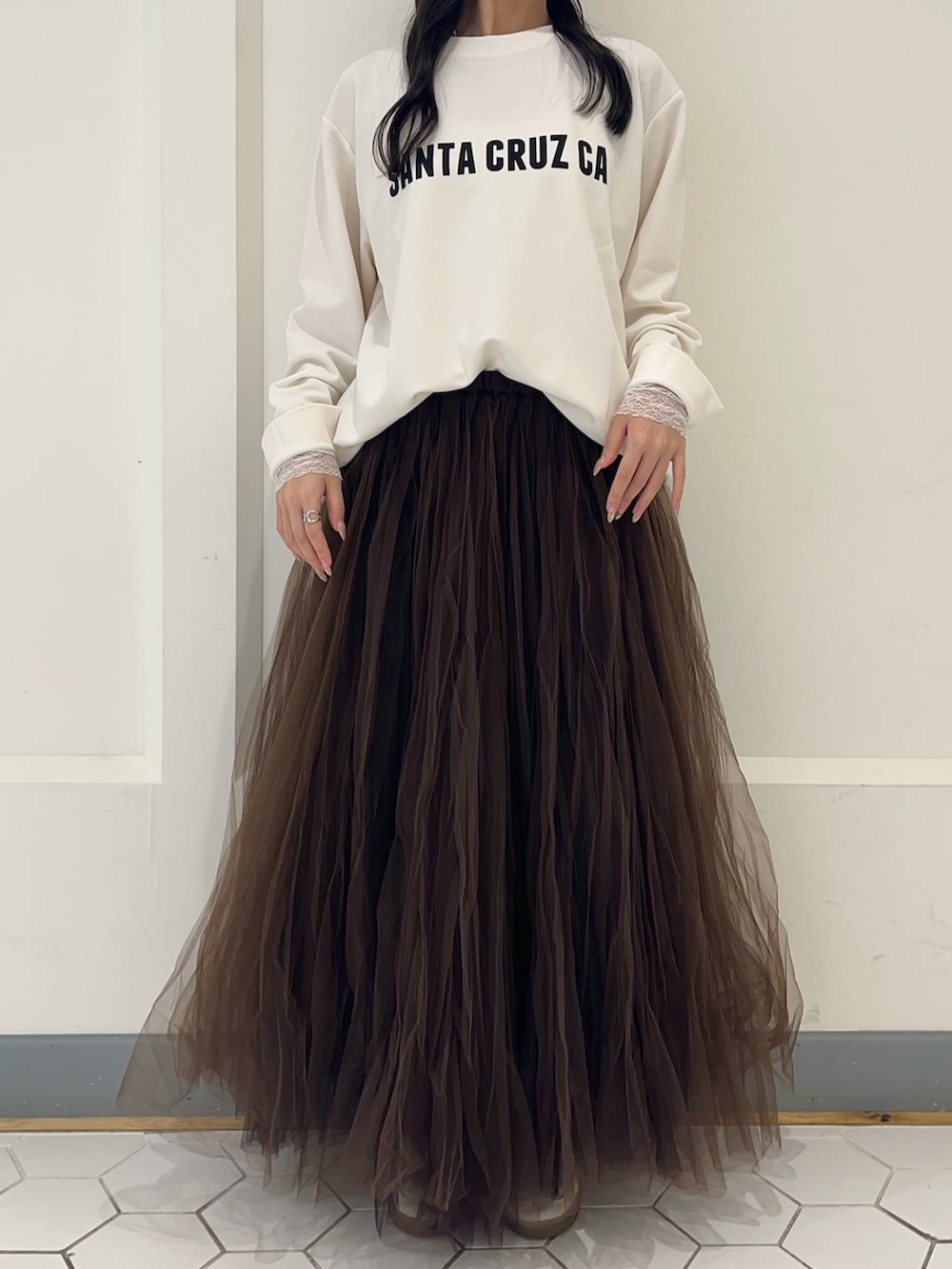 ホワイト系のシャツ/ブラウス、ブラウン系のスカート、ホワイト系のTシャツ/カットソーを着用したレディースの秋コーディネートの2枚目の写真