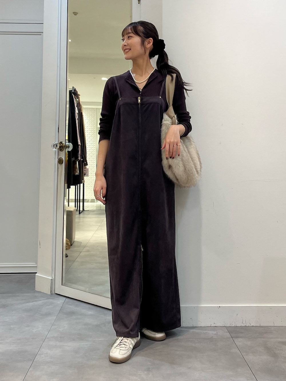 グレー系のワンピース、ホワイト系のショルダーバッグ、ブラウン系のニット/セーターを着用したレディースの秋コーディネートの5枚目の写真