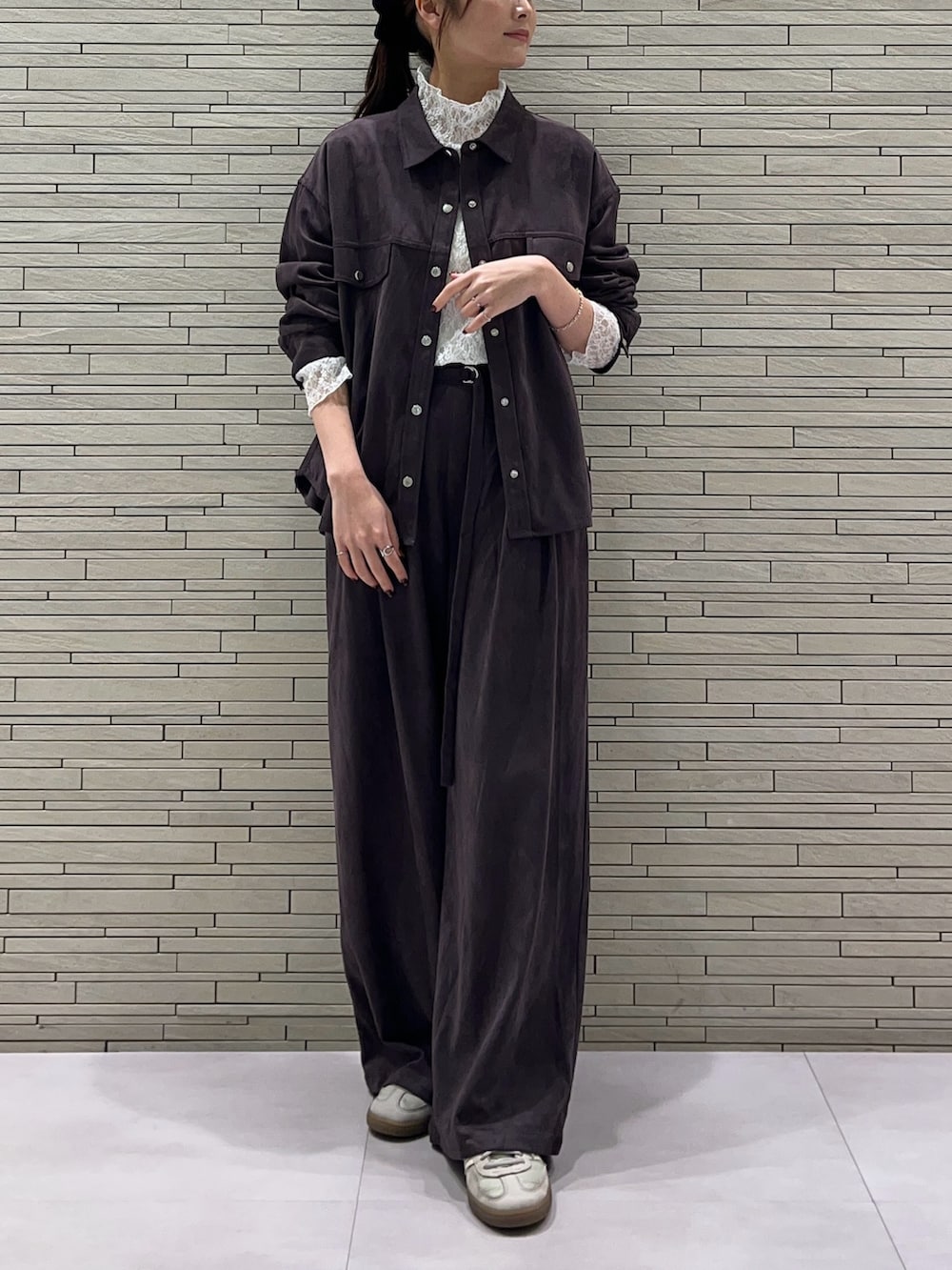 グレー系のシャツ/ブラウス、グレー系のその他パンツ、ホワイト系のTシャツ/カットソーを着用したレディースの秋コーディネートの5枚目の写真