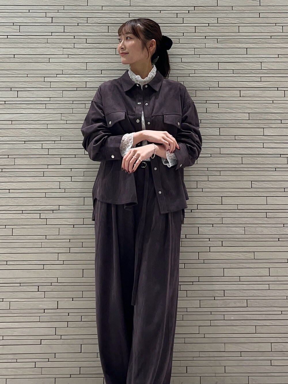 グレー系のシャツ/ブラウス、グレー系のその他パンツ、ホワイト系のTシャツ/カットソーを着用したレディースの秋コーディネートの2枚目の写真
