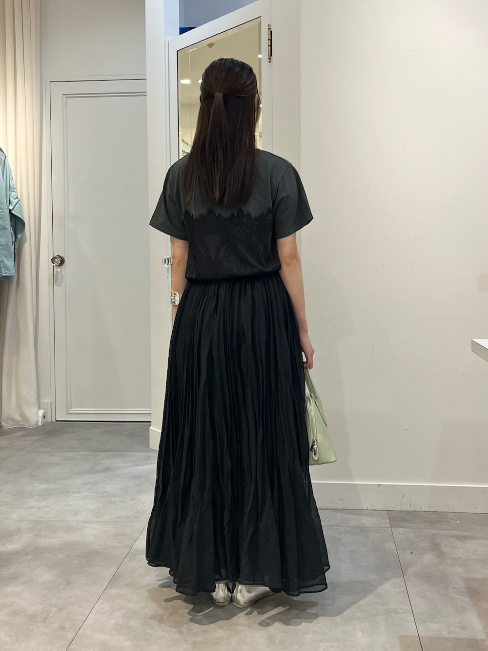 グリーン系のショルダーバッグ、グレー系のTシャツ/カットソー、シルバー系のその他シューズを着用したレディースの夏コーディネートの3枚目の写真