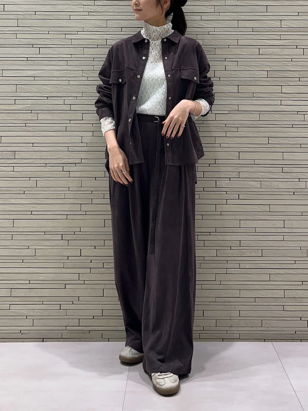 グレー系のシャツ/ブラウス、グレー系のその他パンツ、ホワイト系のTシャツ/カットソーを着用したレディースの秋コーディネートの6枚目の写真