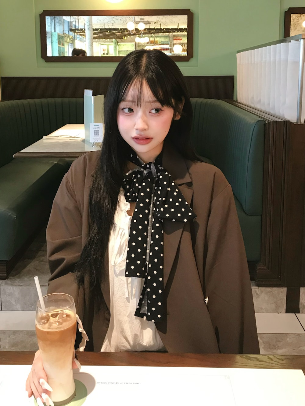 ブラウン系のジャケット/アウターを着用したレディースの秋コーディネートの2枚目の写真