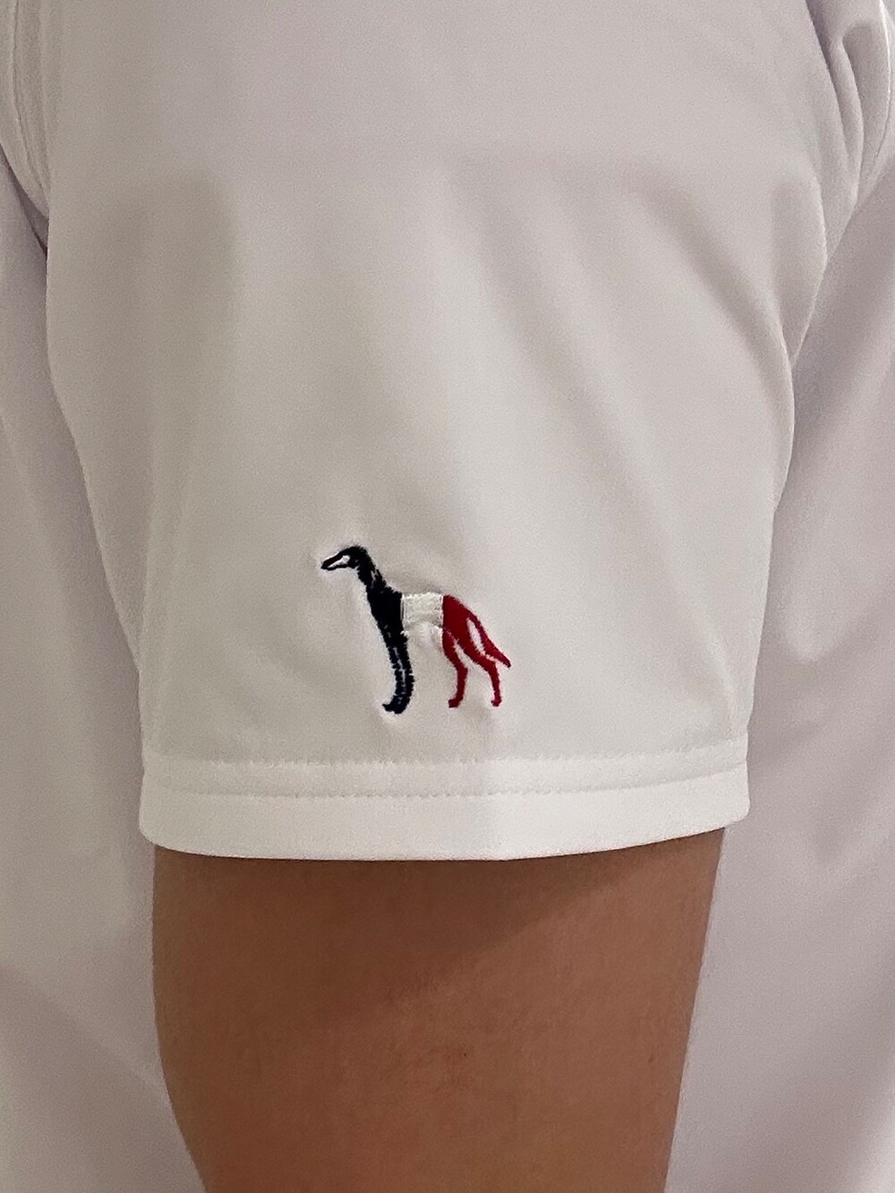 ホワイト系のポロシャツ、グレー系のその他パンツ、ブラック系のキャップを着用したメンズの夏コーディネートの6枚目の写真