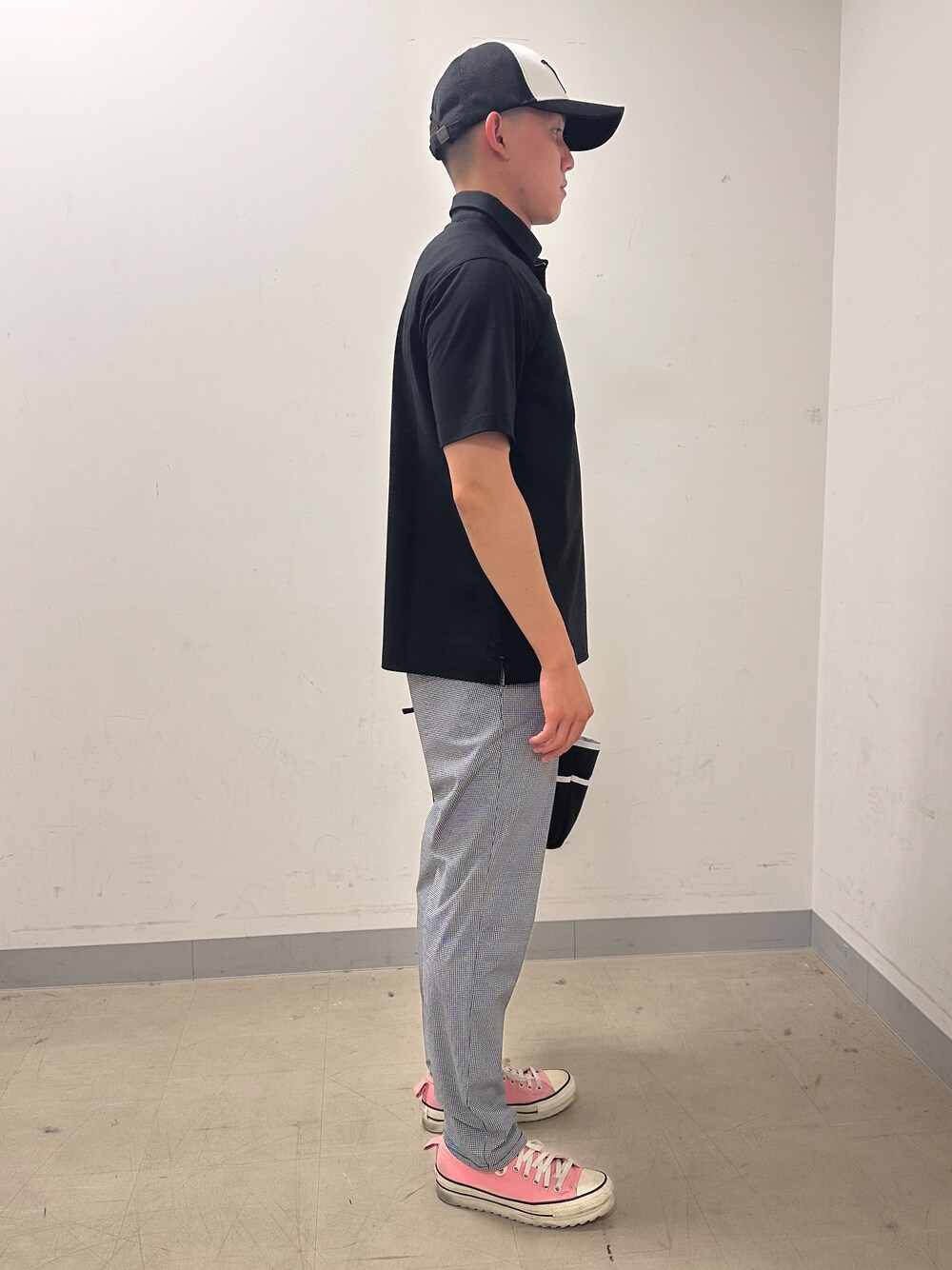 ブラック系のポロシャツ、ブラック系のその他パンツ、ブラック系のトートバッグを着用したメンズの夏コーディネートの4枚目の写真