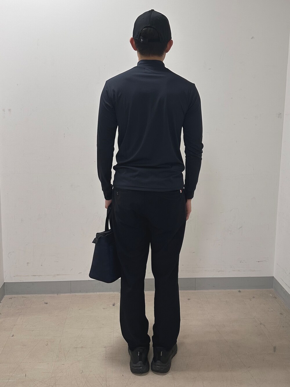 ブルー系のTシャツ/カットソー、ブラック系のその他パンツ、ブルー系のトートバッグを着用したメンズの夏コーディネートの3枚目の写真