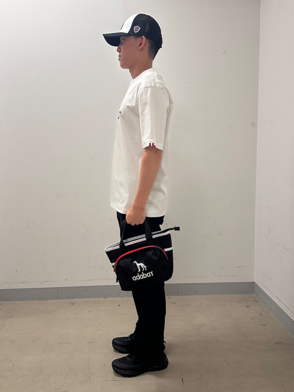ホワイト系のTシャツ/カットソー、ブラック系のその他パンツ、ブラック系のキャップを着用したメンズの夏コーディネートの2枚目の写真