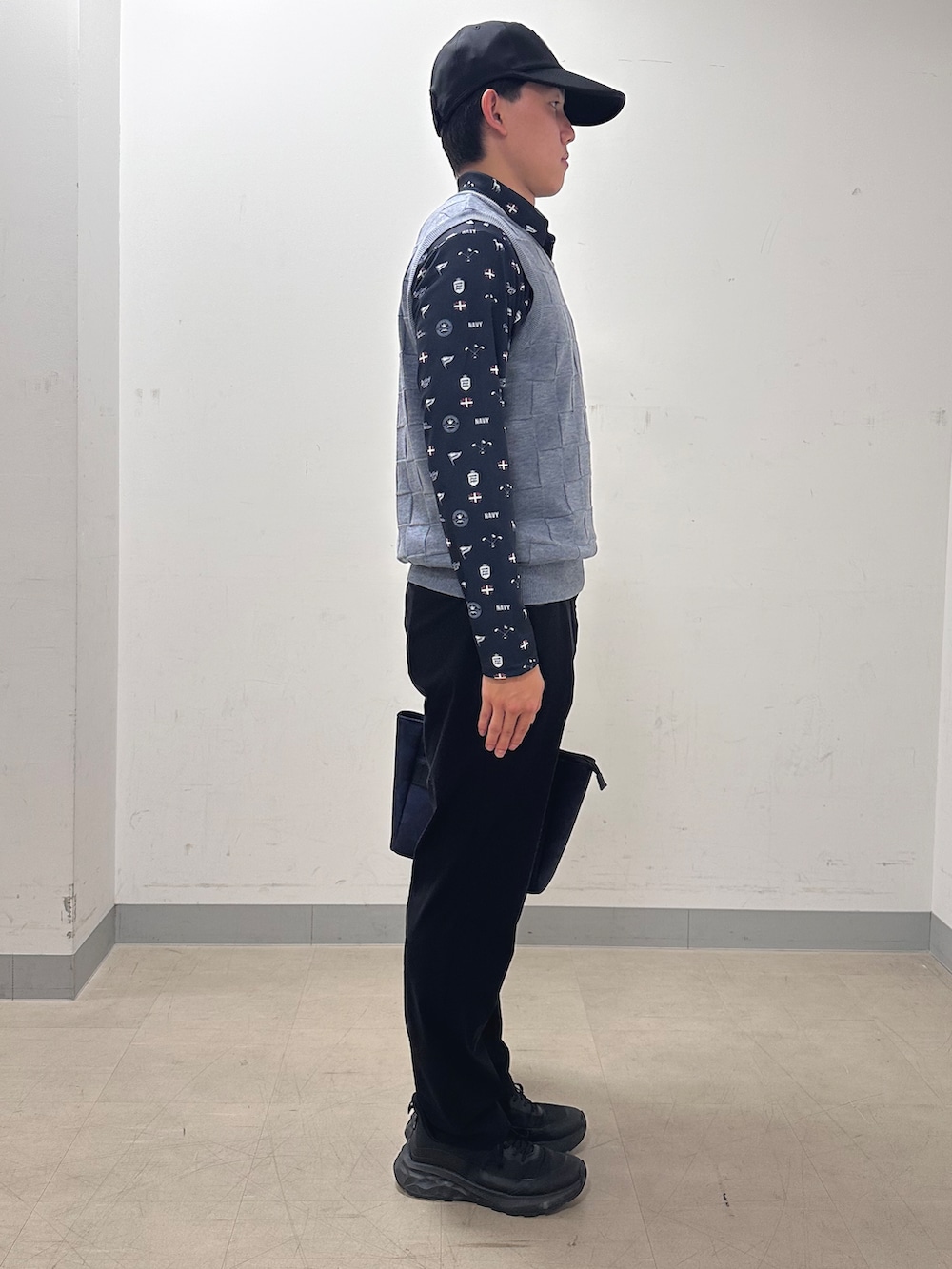 ブルー系のポロシャツ、ブラック系のその他パンツ、ブルー系のトートバッグを着用したメンズの秋コーディネートの4枚目の写真