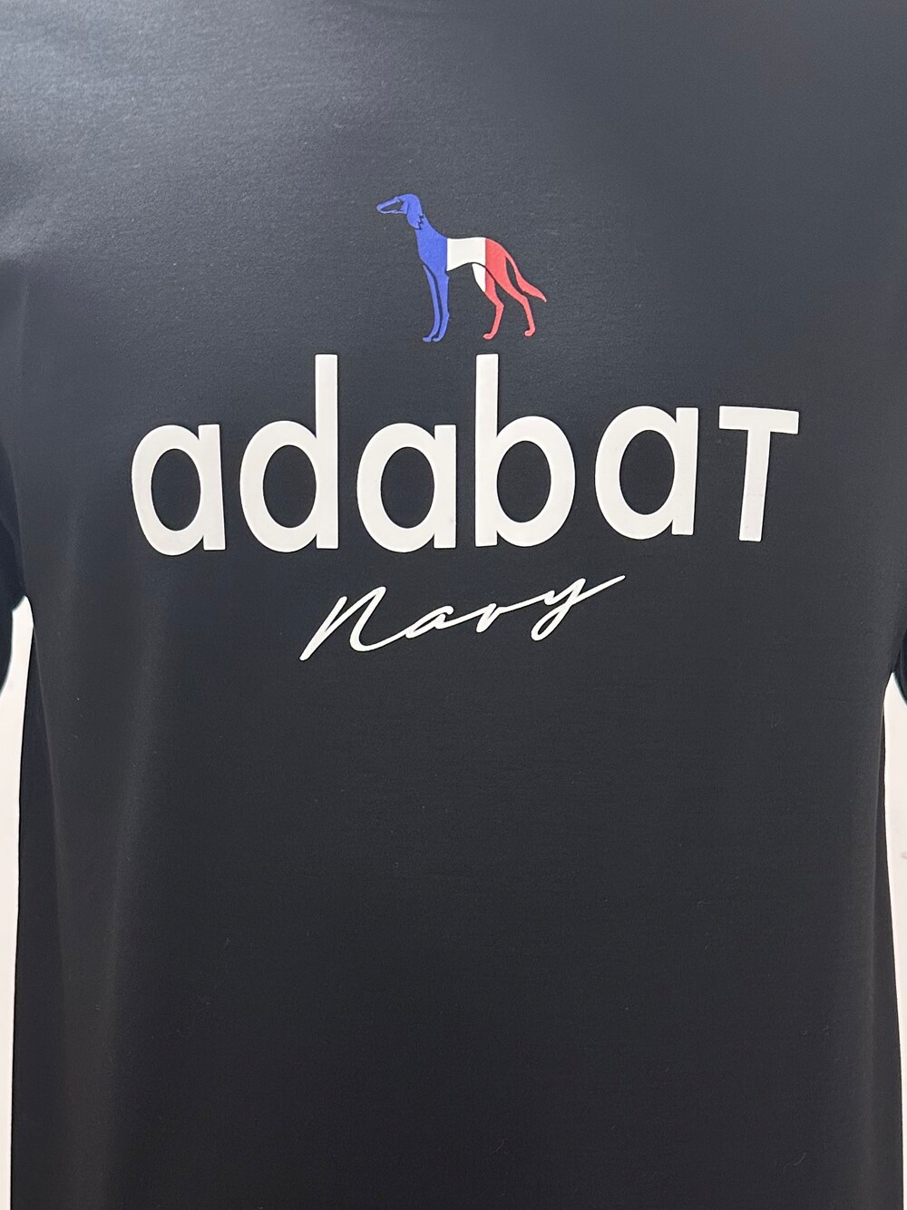 ブラック系のTシャツ/カットソー、グレー系のその他パンツ、ブラック系のトートバッグを着用したメンズの夏コーディネートの5枚目の写真