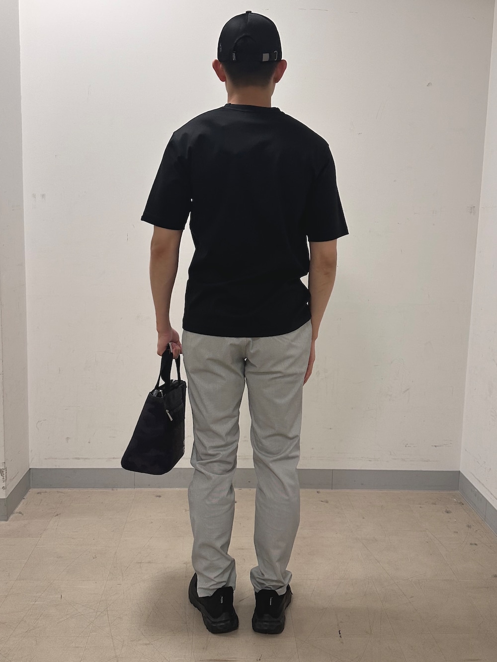 ブラック系のTシャツ/カットソー、グレー系のその他パンツ、ブラック系のトートバッグを着用したメンズの夏コーディネートの3枚目の写真