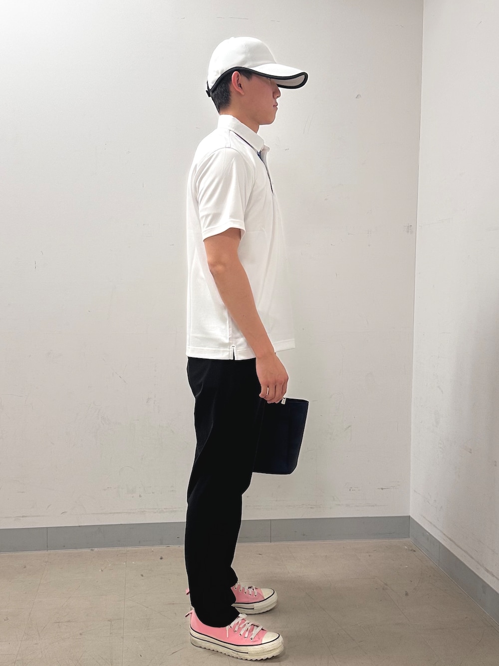 ホワイト系のポロシャツ、ブラック系のその他パンツ、ブルー系のトートバッグを着用したメンズの夏コーディネートの3枚目の写真