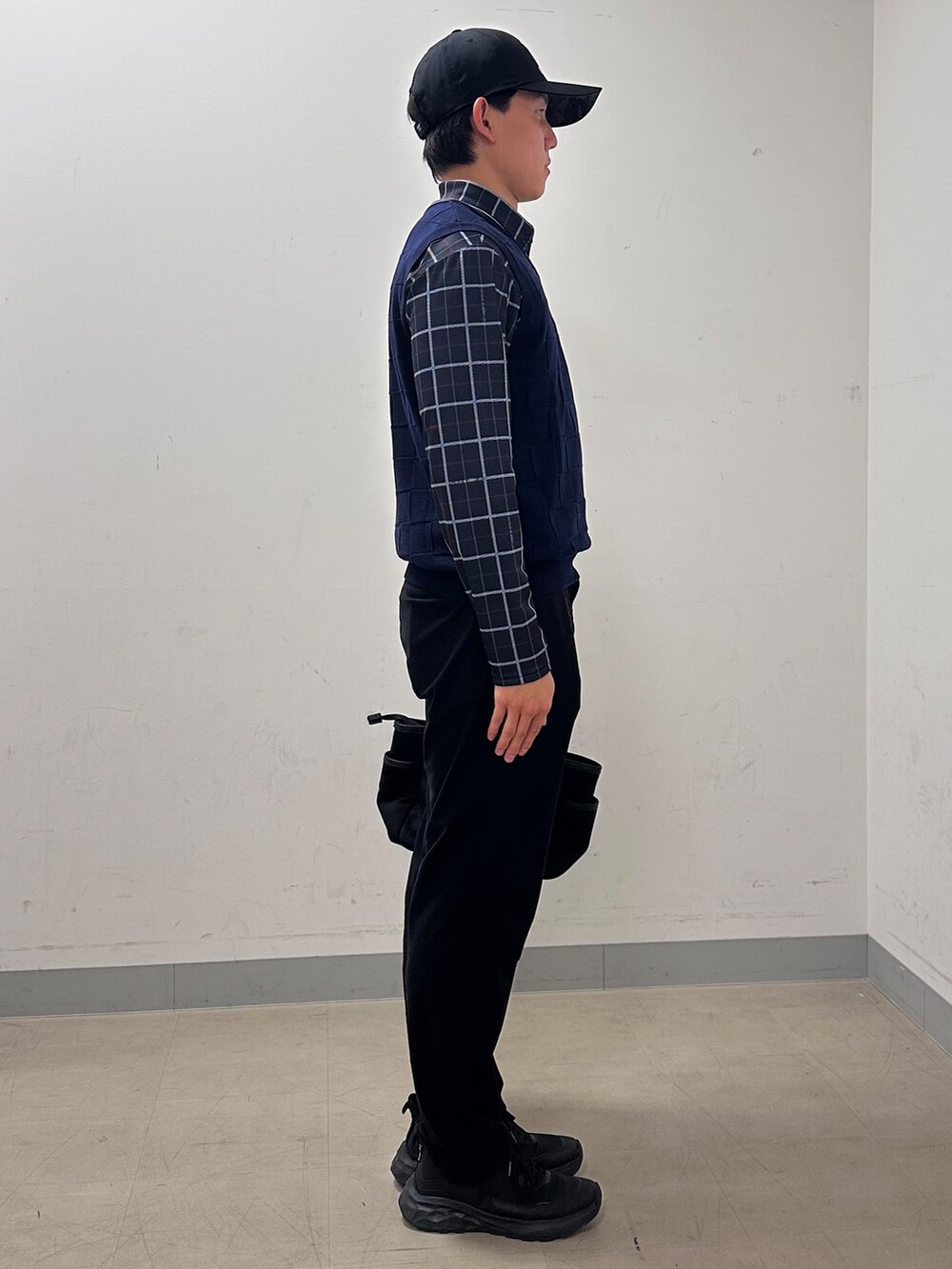 ブルー系のポロシャツ、ブラック系のその他パンツ、ブラック系のトートバッグを着用したメンズの秋コーディネートの4枚目の写真