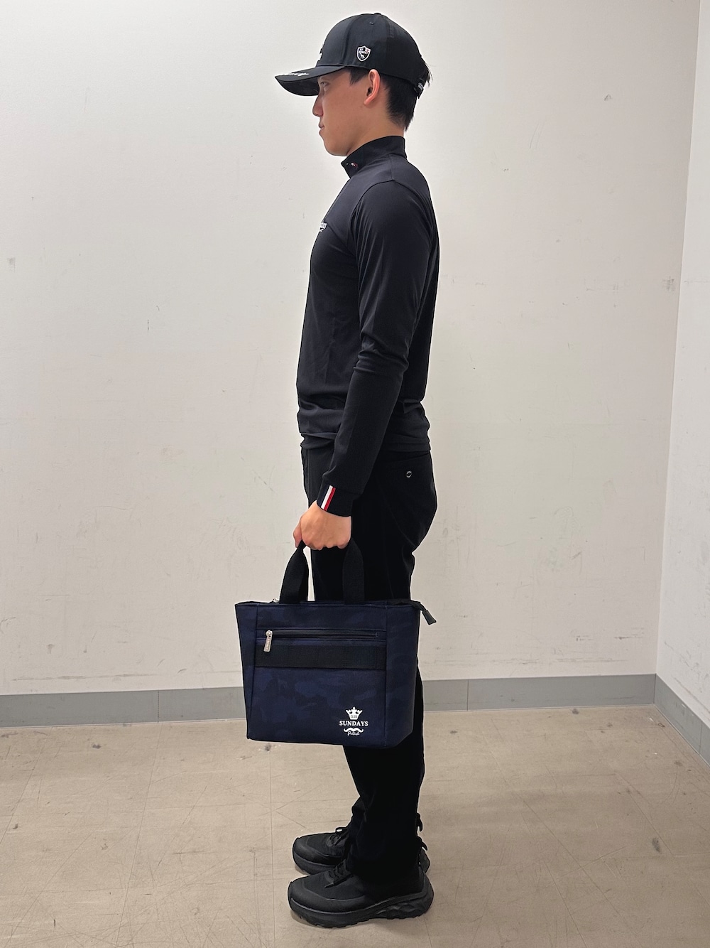 ブラック系のその他パンツ、ブルー系のトートバッグを着用したメンズの夏コーディネートの2枚目の写真