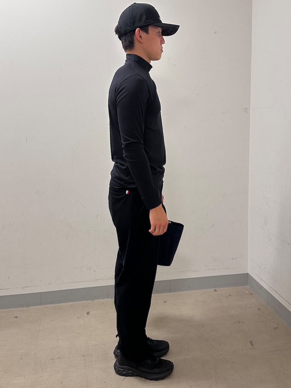 ブラック系のその他パンツ、ブルー系のトートバッグを着用したメンズの夏コーディネートの4枚目の写真