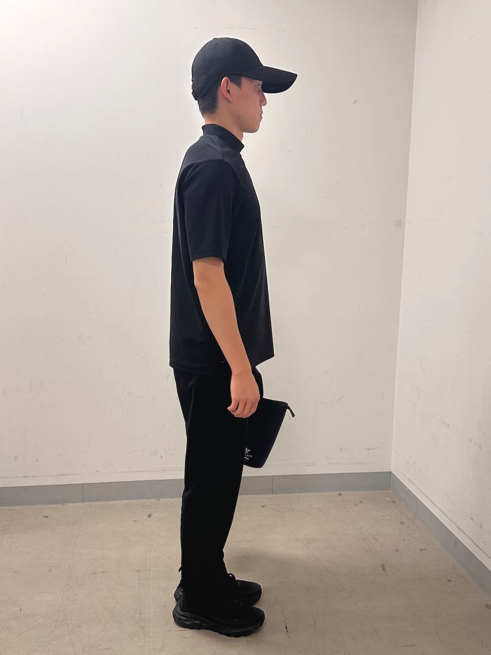 ブラック系のTシャツ/カットソー、ブラック系のその他パンツ、ブルー系のトートバッグを着用したメンズの夏コーディネートの4枚目の写真