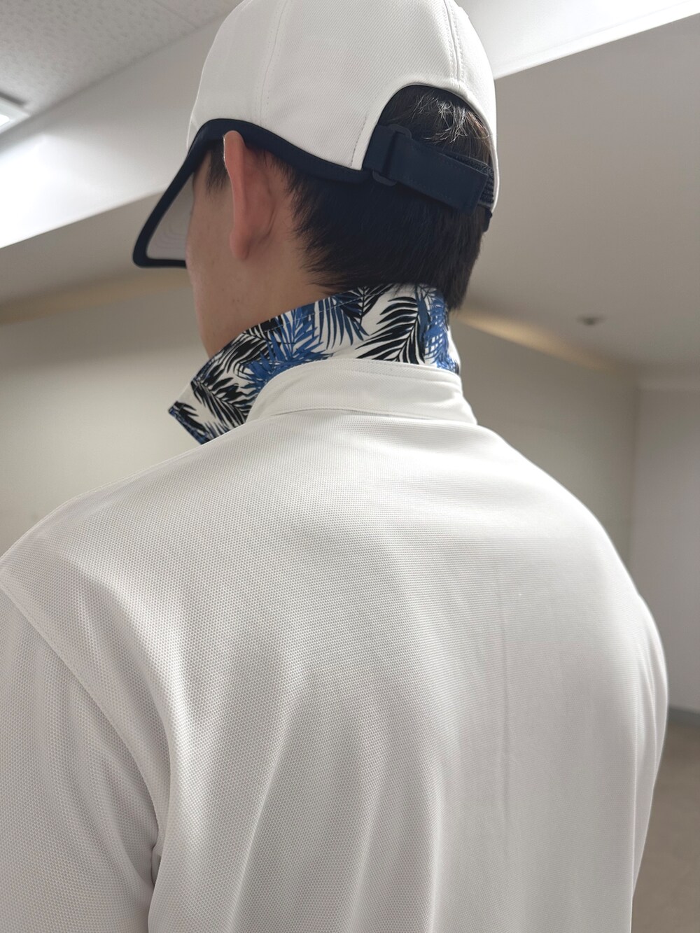 ホワイト系のポロシャツ、ブラック系のその他パンツ、ブルー系のトートバッグを着用したメンズの夏コーディネートの5枚目の写真