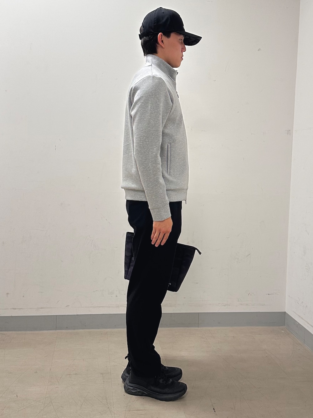 ブラック系のその他パンツ、ブラック系のキャップを着用したメンズの秋コーディネートの4枚目の写真