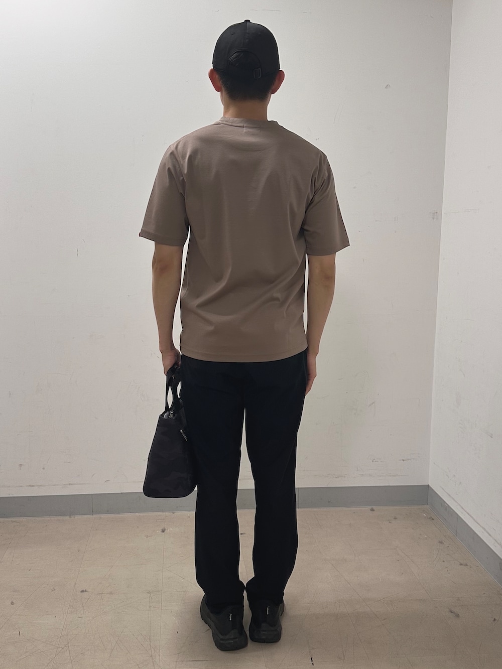 ブラウン系のTシャツ/カットソー、ブラック系のその他パンツ、ブラック系のトートバッグを着用したメンズの夏コーディネートの3枚目の写真