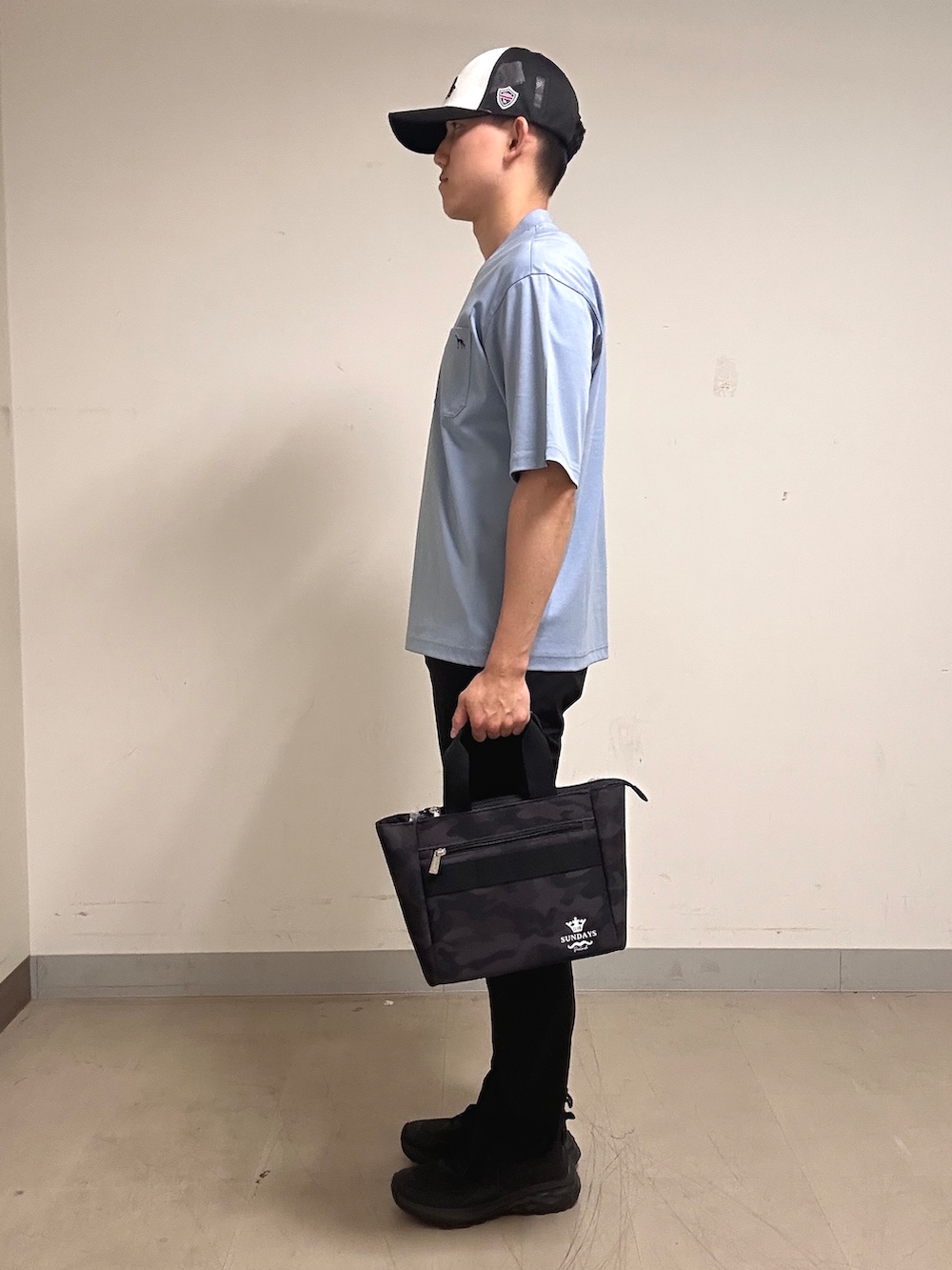 ブルー系のTシャツ/カットソー、ブラック系のその他パンツ、ブラック系のトートバッグを着用したメンズの夏コーディネートの2枚目の写真