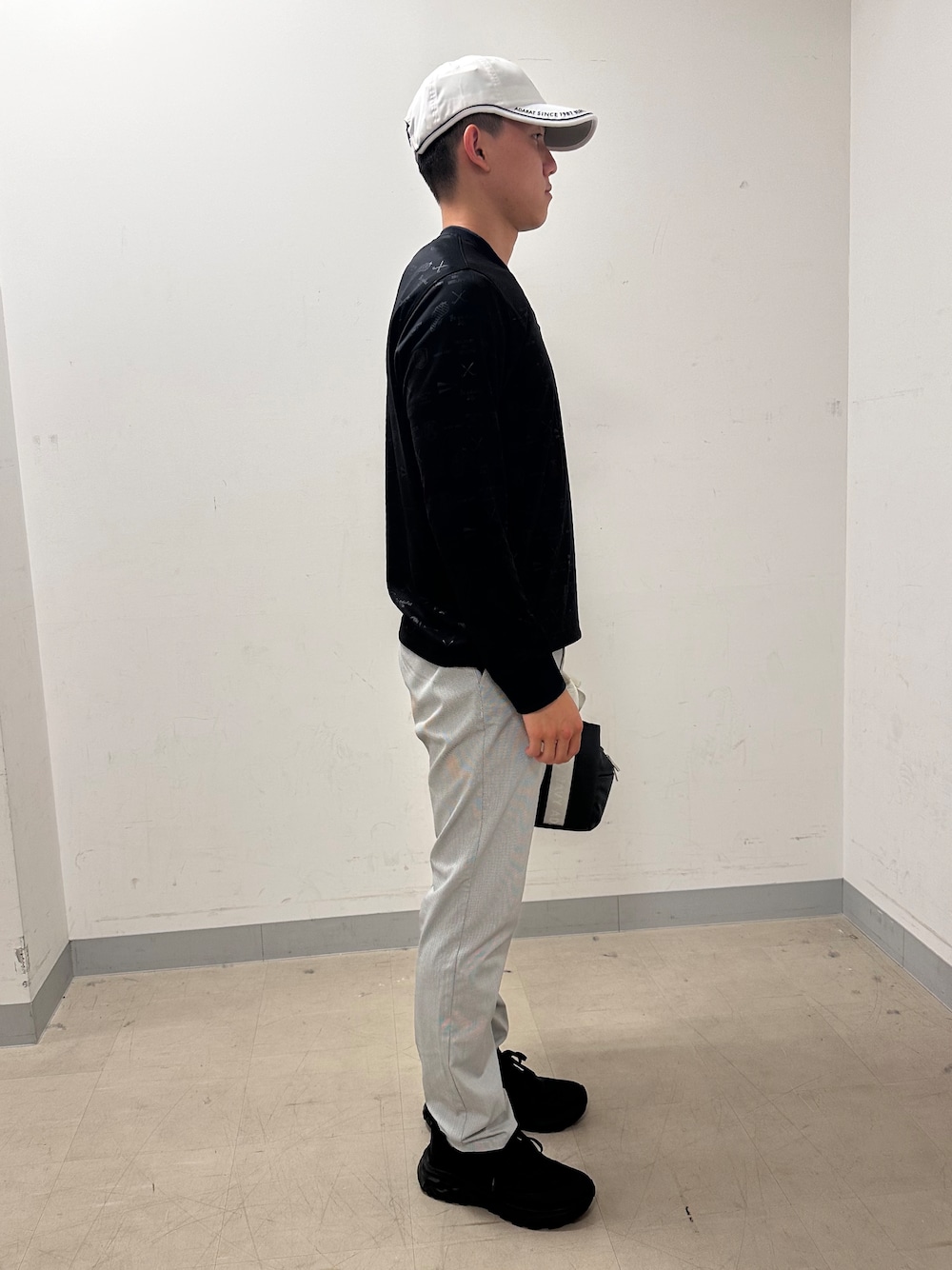 ブラック系のスウェット、グレー系のその他パンツ、ホワイト系のキャップを着用したメンズの夏コーディネートの4枚目の写真