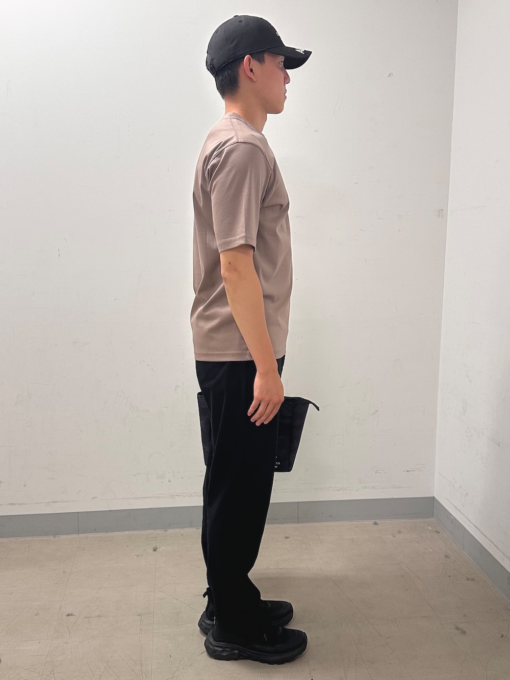 ブラウン系のTシャツ/カットソー、ブラック系のその他パンツ、ブラック系のトートバッグを着用したメンズの夏コーディネートの4枚目の写真