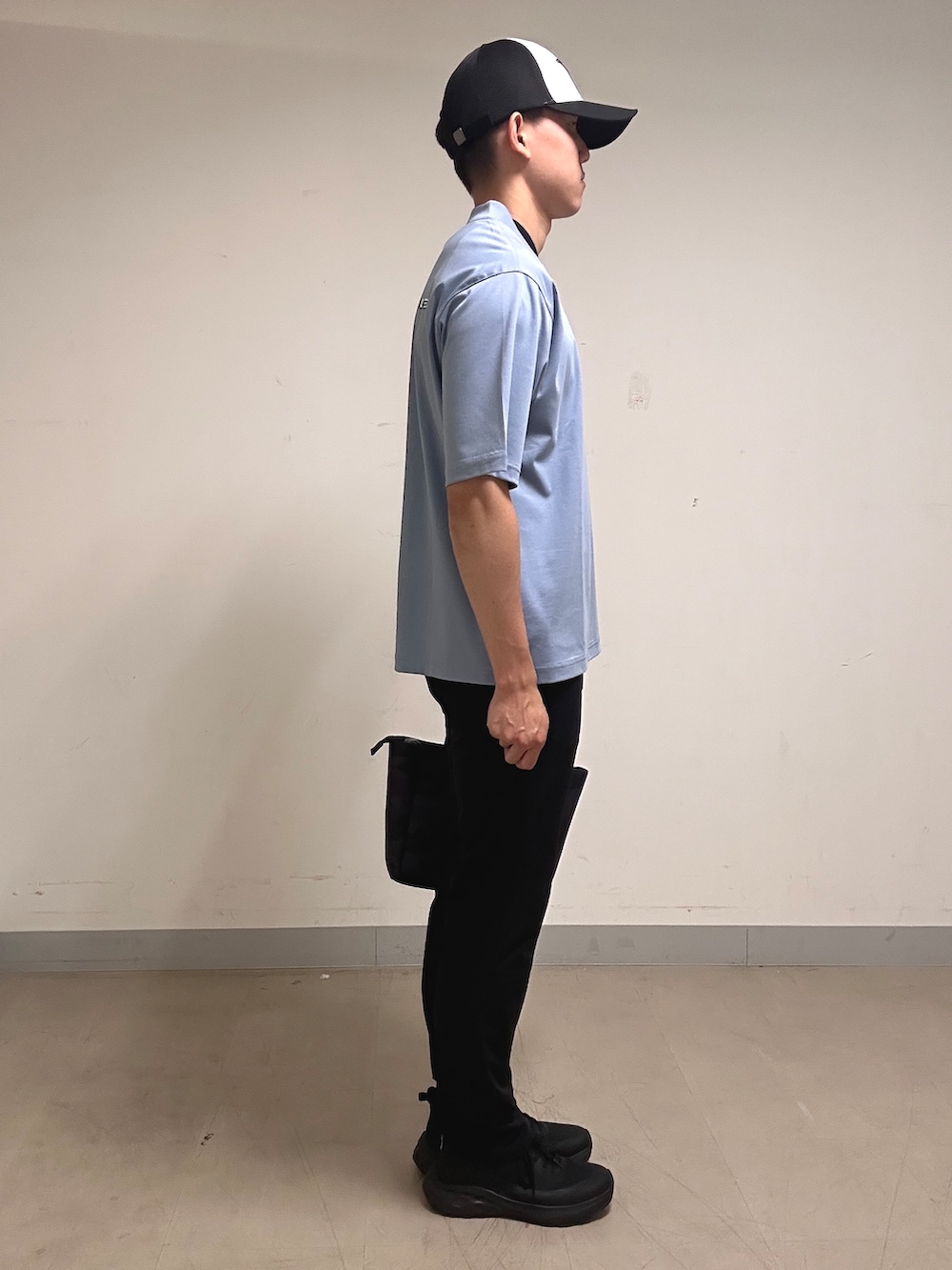 ブルー系のTシャツ/カットソー、ブラック系のその他パンツ、ブラック系のトートバッグを着用したメンズの夏コーディネートの4枚目の写真
