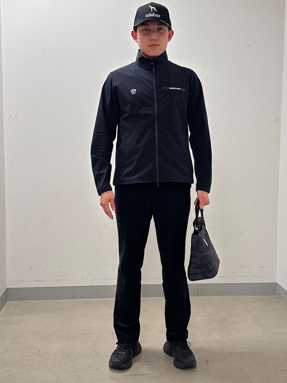 ブラック系のブルゾン、ブラック系のその他パンツ、ブラック系のトートバッグを着用したメンズの秋コーディネートの5枚目の写真