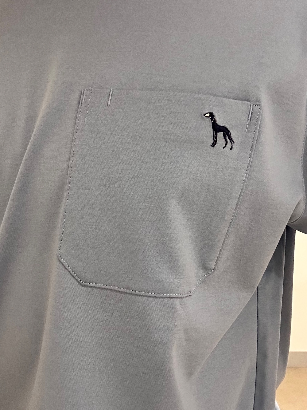 ブルー系のTシャツ/カットソー、ブラック系のその他パンツ、ブラック系のトートバッグを着用したメンズの夏コーディネートの5枚目の写真