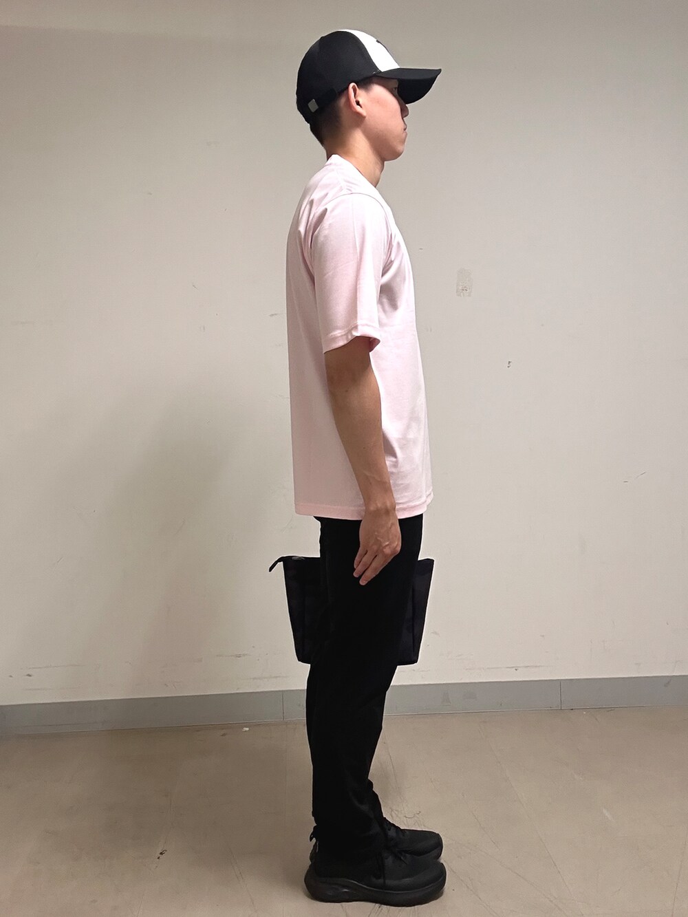 ピンク系のTシャツ/カットソー、ブラック系のその他パンツ、ブラック系のトートバッグを着用したメンズの夏コーディネートの4枚目の写真