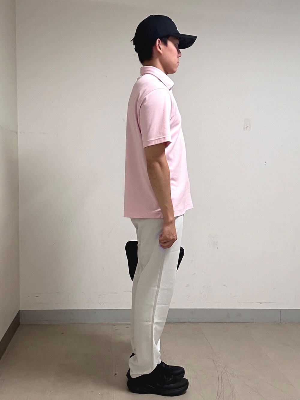 ピンク系のポロシャツ、グレー系のその他パンツ、ブラック系のキャップを着用したメンズの夏コーディネートの4枚目の写真
