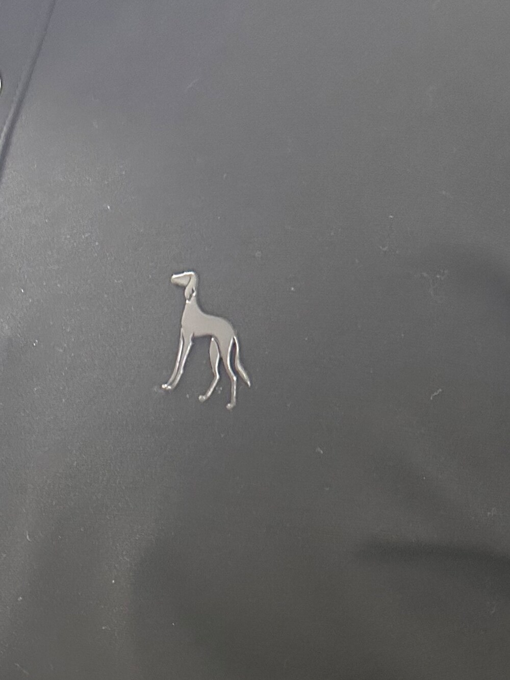 ブラック系のポロシャツ、ブラック系のその他パンツ、ブラック系のトートバッグを着用したメンズの夏コーディネートの5枚目の写真